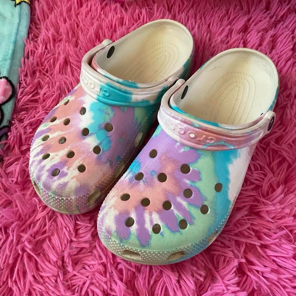 tie-dye crocs <3